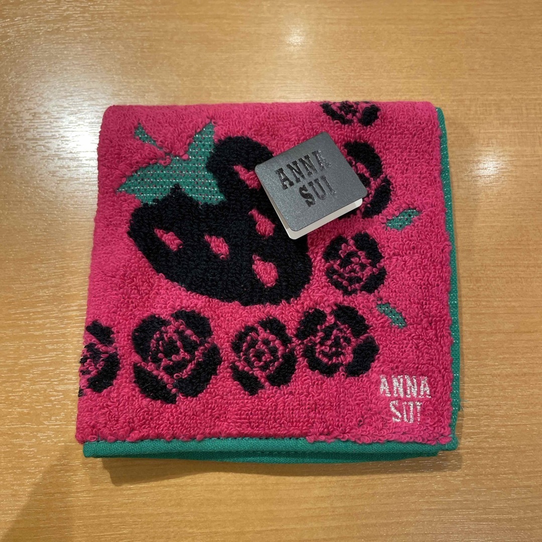 ANNA SUI(アナスイ)のアナスイタオルハンカチ苺黒 レディースのファッション小物(ハンカチ)の商品写真