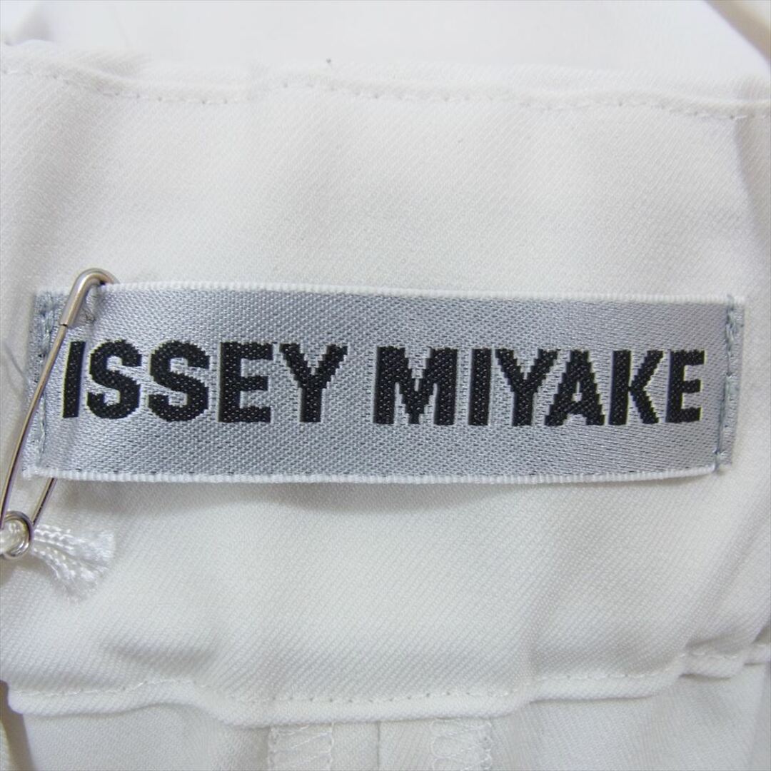 ISSEY MIYAKE(イッセイミヤケ)のISSEY MIYAKE イッセイミヤケ パンツ 22SS IM21FF594 1タック イージー スラックス  オフホワイト系 2【中古】 レディースのパンツ(カジュアルパンツ)の商品写真