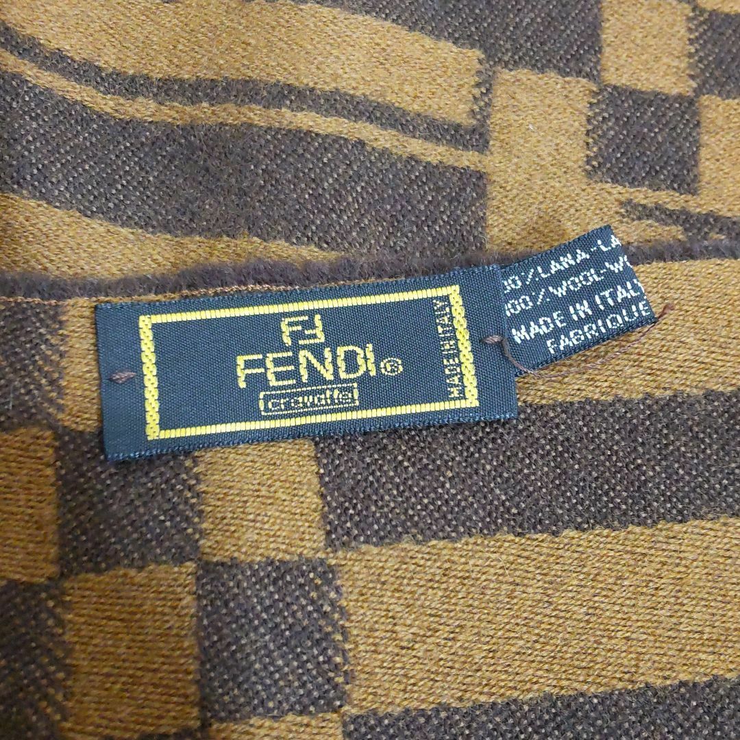 FENDI(フェンディ)の正規品鑑定済み　フェンディ　マフラー　ズッカ柄　XJ102 レディースのファッション小物(マフラー/ショール)の商品写真