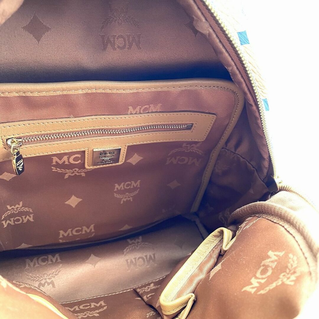 MCM(エムシーエム)のMCM エムシーエム ヴィセトス スモール バックパック スタッズ コニャック レディースのバッグ(リュック/バックパック)の商品写真