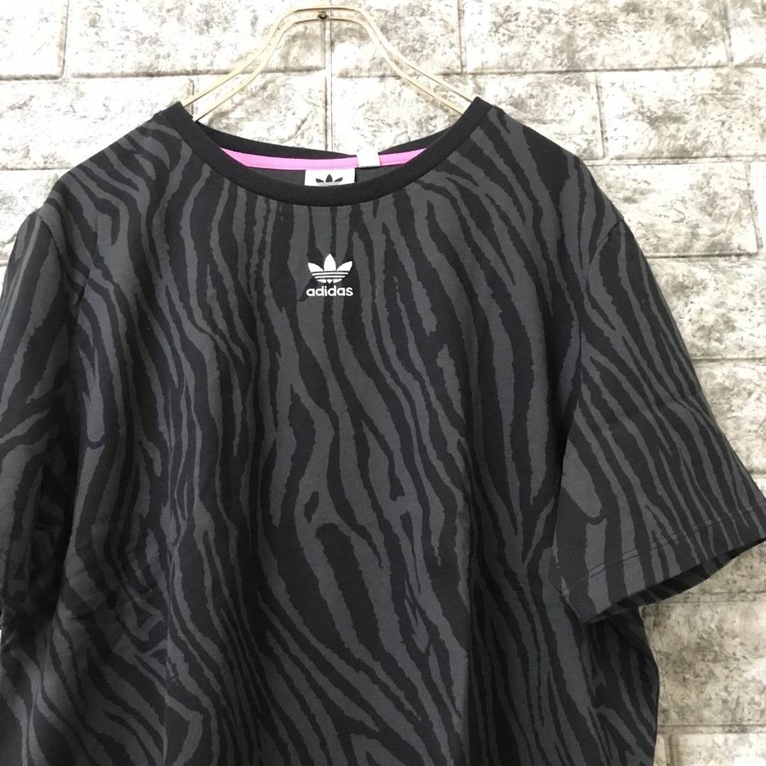 Originals（adidas）(オリジナルス)の値下げ不可♪アディダスオリジナルス☆ゼブラ柄☆総柄プリントTシャツ☆XXL レディースのトップス(Tシャツ(半袖/袖なし))の商品写真