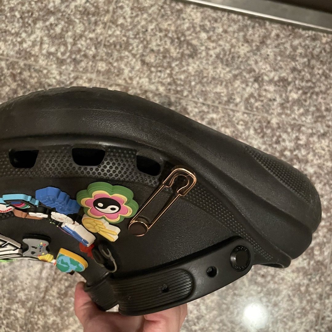 crocs(クロックス)のクロックス 黒 厚底 チャーム付き レディースの靴/シューズ(サンダル)の商品写真