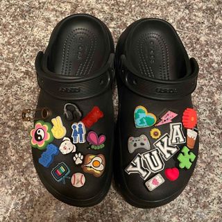 クロックス(crocs)のクロックス 黒 厚底 チャーム付き(サンダル)