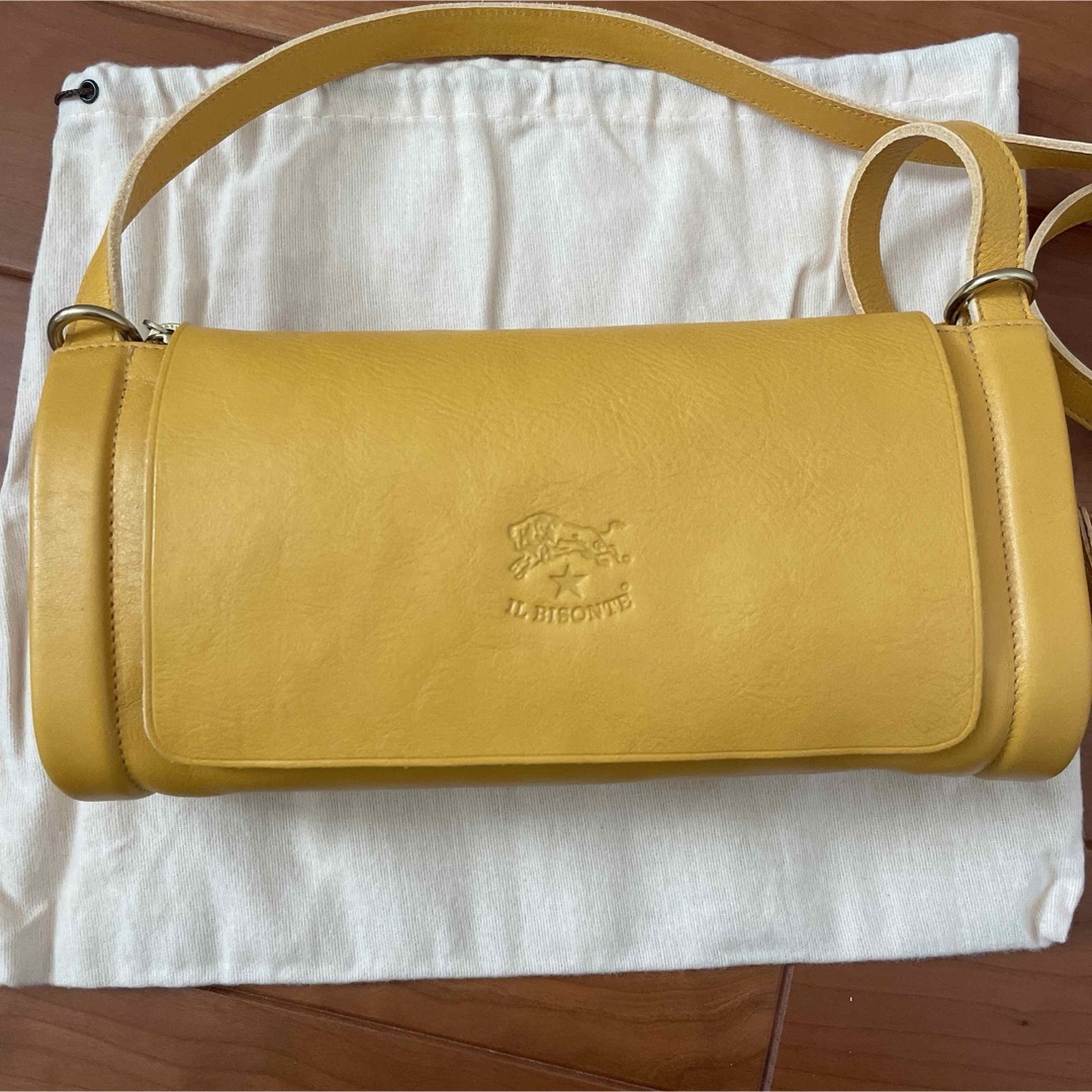IL BISONTE(イルビゾンテ)の【新品、未使用】イルビゾンテ　ショルダーバッグ　イエロー　フラップ　筒形 レディースのバッグ(ショルダーバッグ)の商品写真