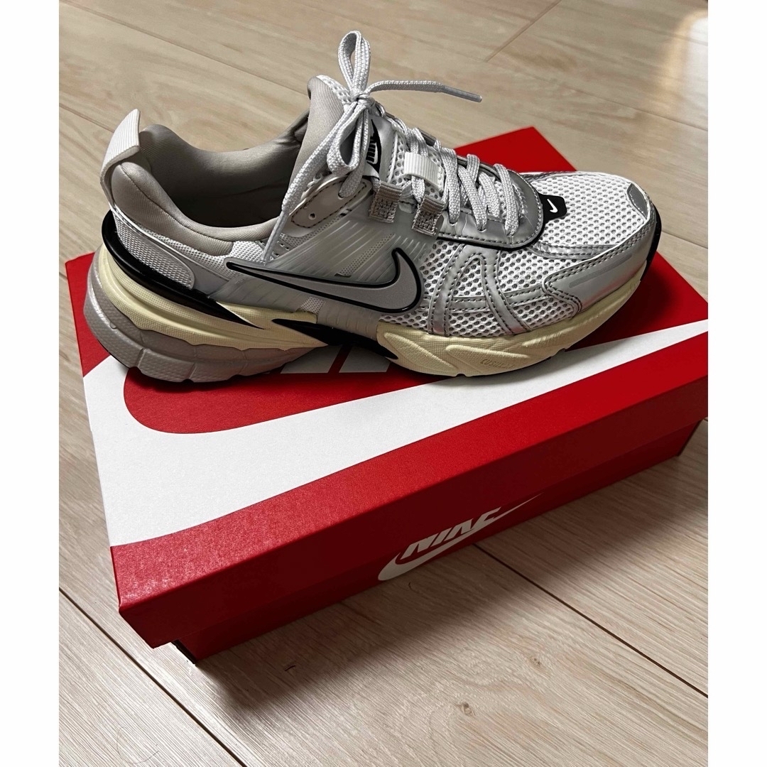 NIKE / V2K RUN シルバー 23cm 靴/シューズ NIKE / V2K RUN シルバー 23cm 靴/シューズ