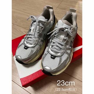 ナイキ(NIKE)のNIKE / V2K RUN シルバー 23cm(スニーカー)