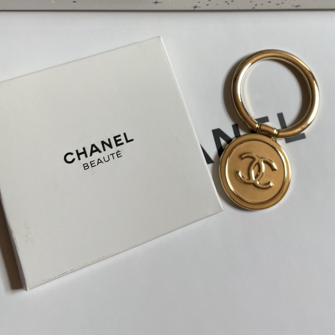 CHANEL(シャネル)のCHANEL ゴールド スマホリング 1個 スマホ/家電/カメラのスマホアクセサリー(その他)の商品写真