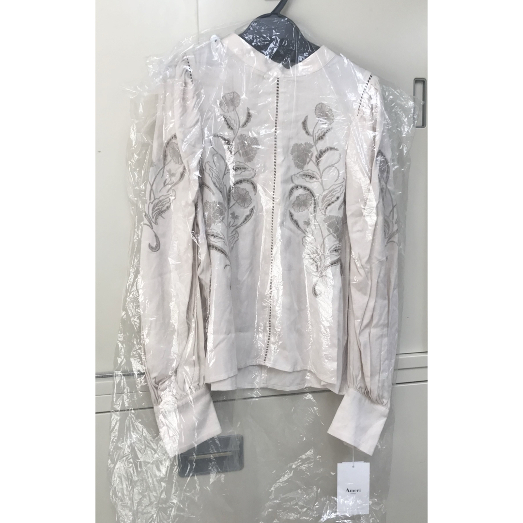 Ameri VINTAGE(アメリヴィンテージ)のAMERI LADY EMBROIDERY PUFF BLOUSE アイボリー レディースのトップス(シャツ/ブラウス(長袖/七分))の商品写真