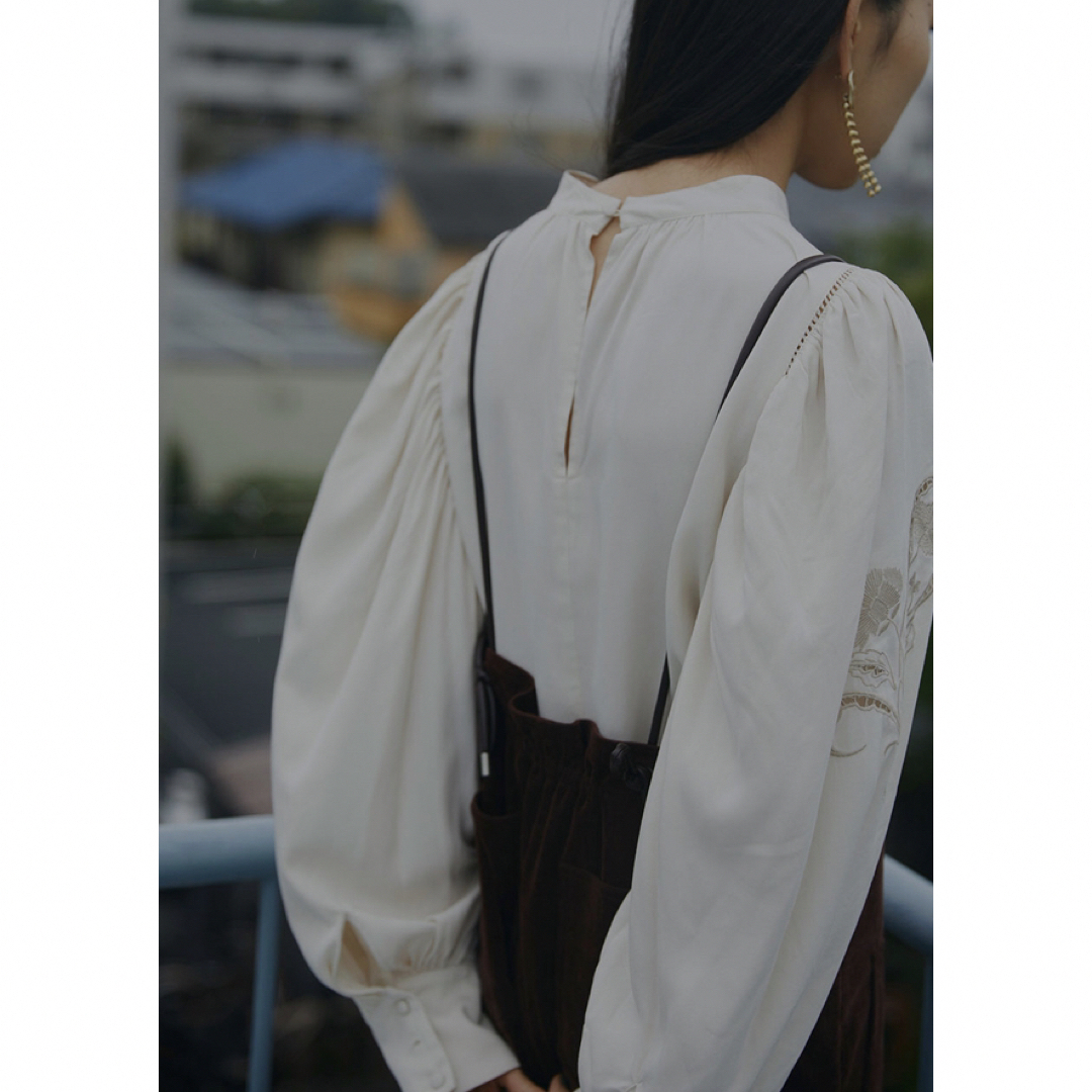 Ameri VINTAGE(アメリヴィンテージ)のAMERI LADY EMBROIDERY PUFF BLOUSE アイボリー レディースのトップス(シャツ/ブラウス(長袖/七分))の商品写真