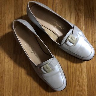 サルヴァトーレフェラガモ(Salvatore Ferragamo)の上品なSalvatore Ferragamo本革パンプス　ホワイト　351/2(ハイヒール/パンプス)