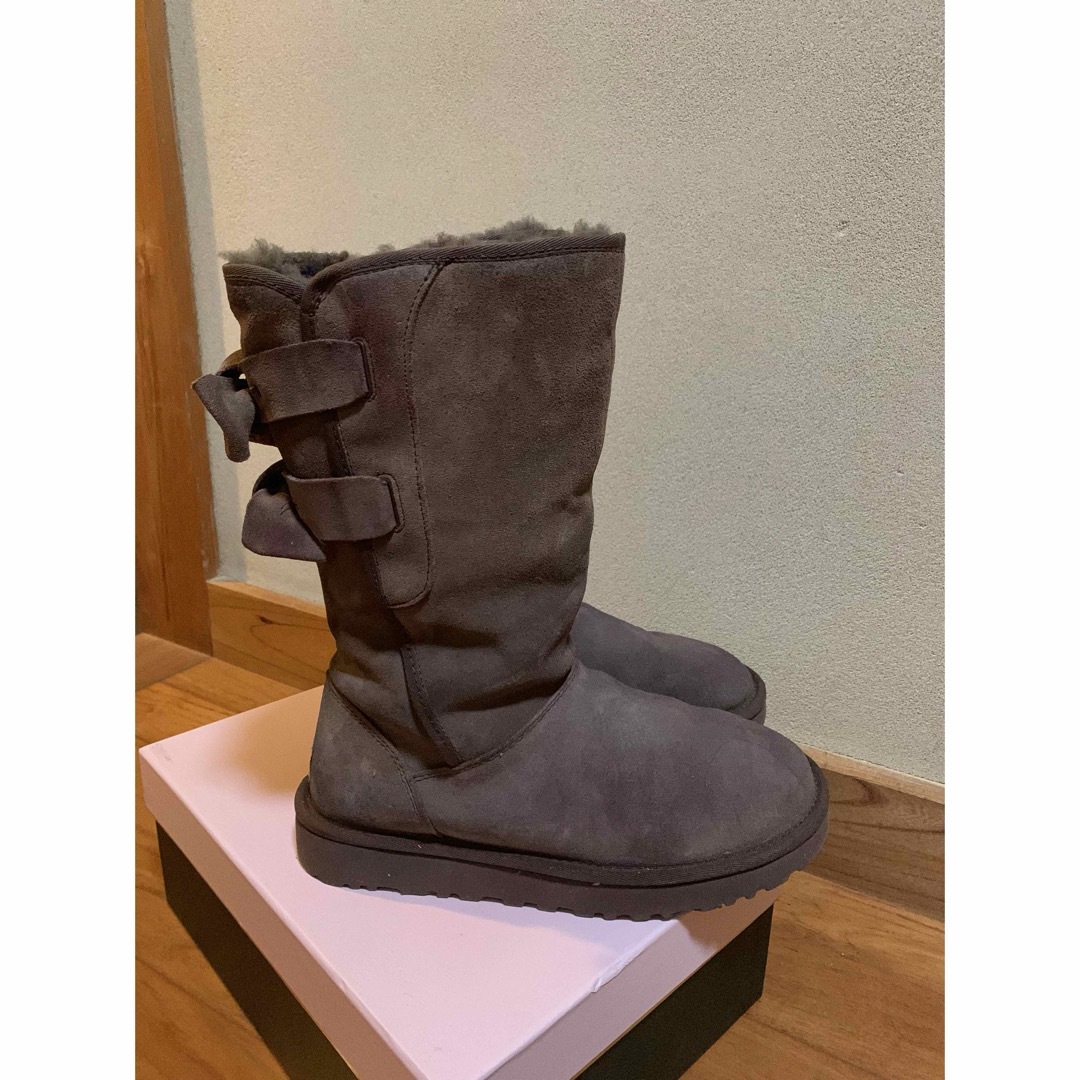 UGG AUSTRALIA(アグオーストラリア)の使用回数一回　UGGリボンブーツ レディースの靴/シューズ(ブーツ)の商品写真