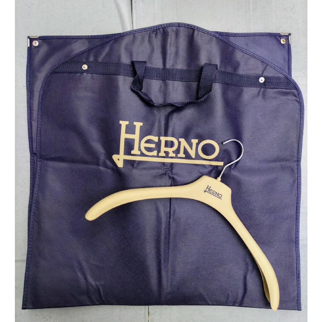 HERNO(ヘルノ)の【新品非売品】HERNO(ヘルノ)　ガーメントカバー&ハンガーセット レディースのジャケット/アウター(ダウンジャケット)の商品写真