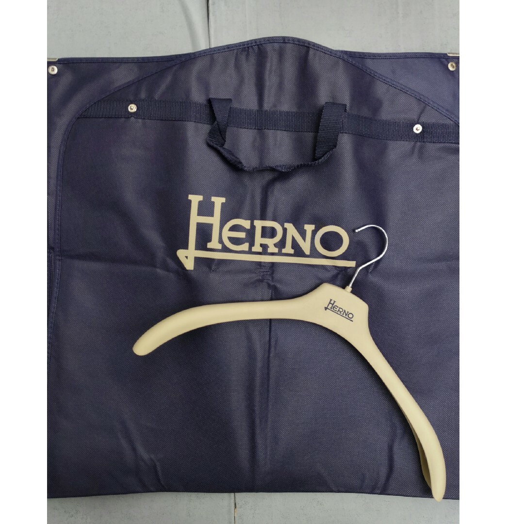 HERNO(ヘルノ)の【新品非売品】HERNO(ヘルノ)　ガーメントカバー&ハンガーセット レディースのジャケット/アウター(ダウンジャケット)の商品写真