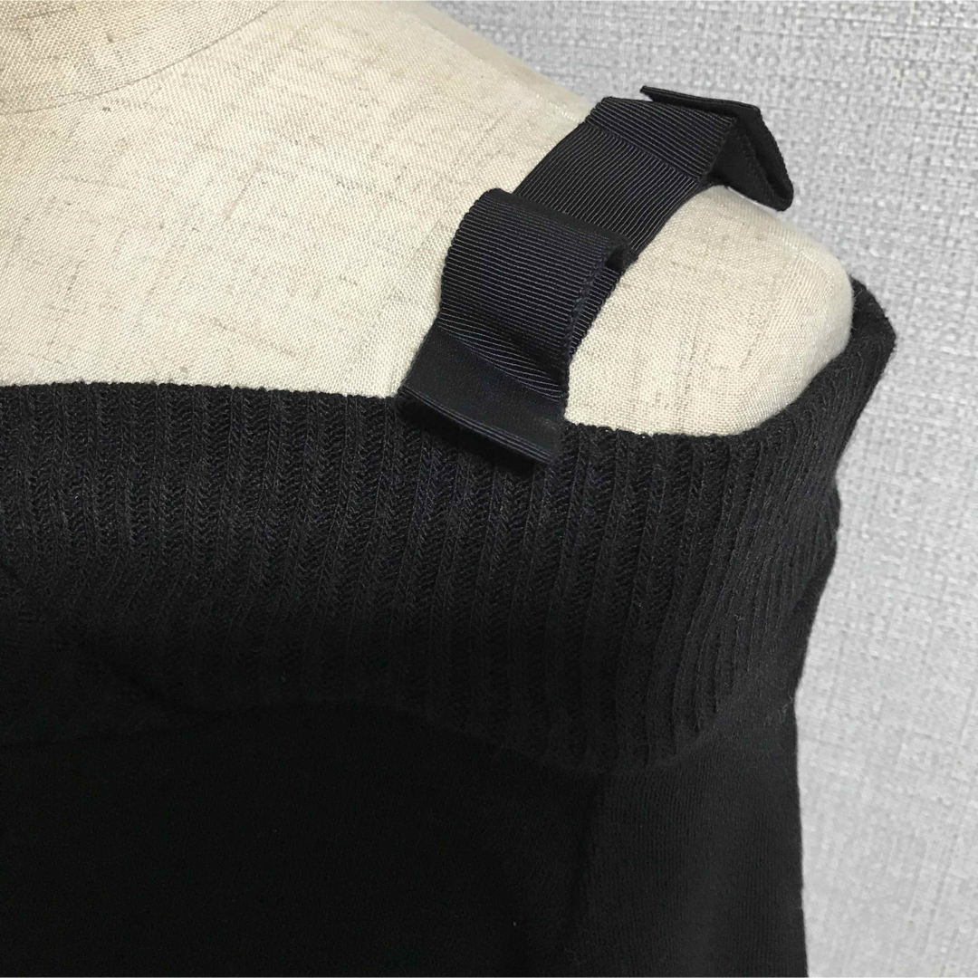 UNIVERVAL MUSE(ユニバーバルミューズ)の新品 ユニバーバルミューズ ニット セーター 黒 オフショルダー 肩リボン レディースのトップス(ニット/セーター)の商品写真