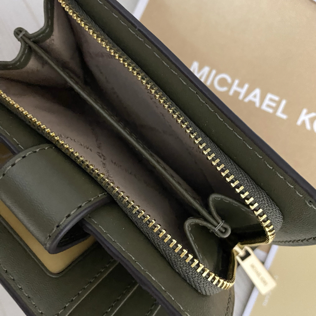 新品 MICHAEL KORS 折り財布 カーキ グリーン 二つ折り財布