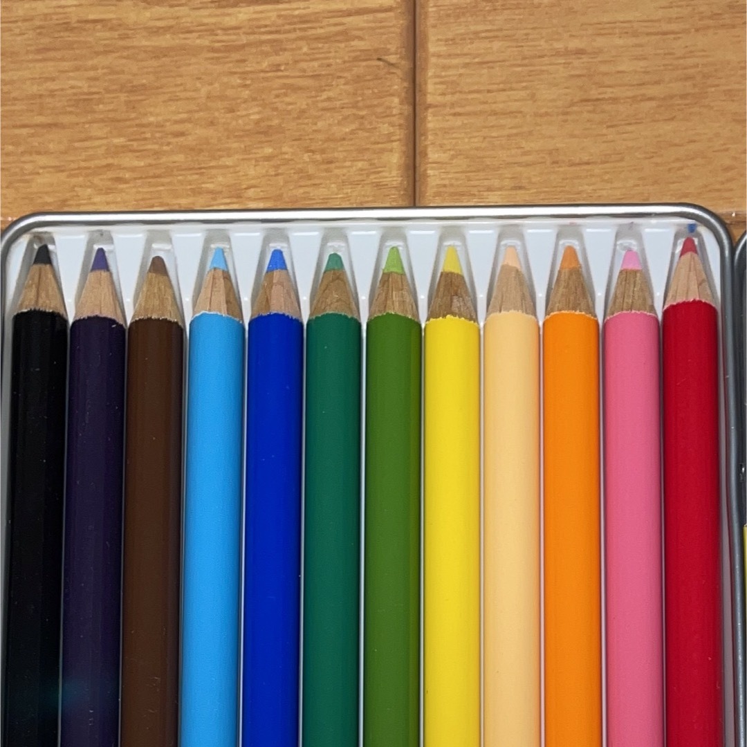 トンボ 缶入色鉛筆12色NQ CB-NQ12C(1セット) インテリア/住まい/日用品の文房具(ペン/マーカー)の商品写真