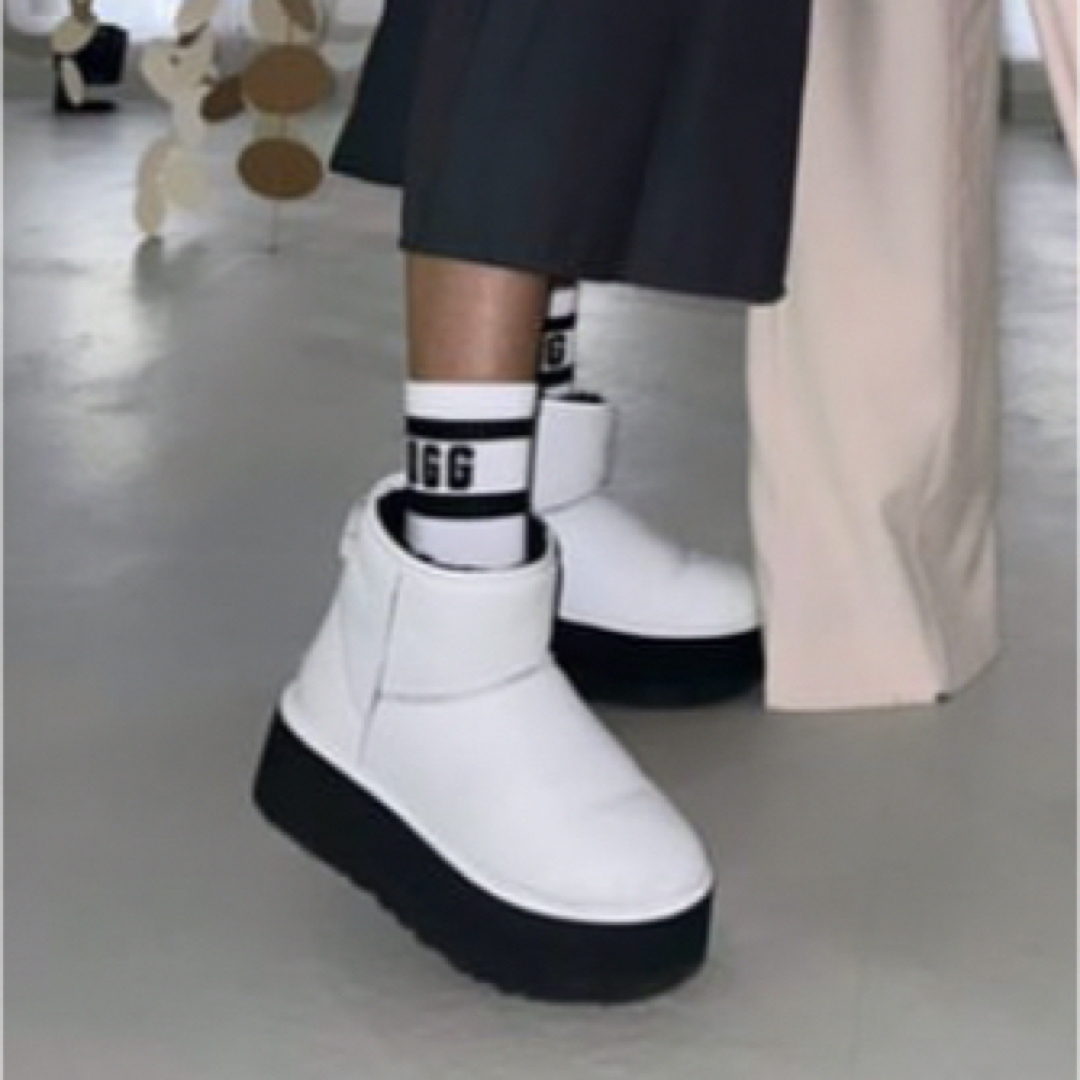 UGG(アグ)の新品未使用 UGGロゴソックス靴下 Lathan Logo Crew Sock レディースのレッグウェア(ソックス)の商品写真