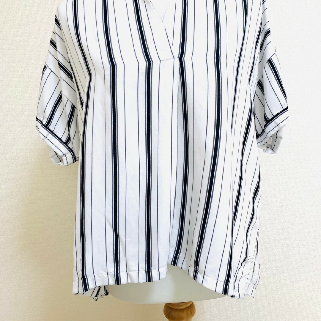 LOWRYS FARM(ローリーズファーム)のローリーズファーム M ブラウス ストライプ柄 スキッパー ホワイト ブラック レディースのトップス(シャツ/ブラウス(半袖/袖なし))の商品写真