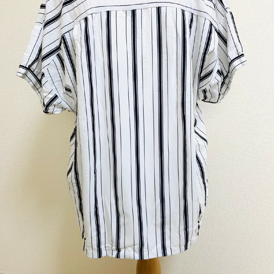 LOWRYS FARM(ローリーズファーム)のローリーズファーム M ブラウス ストライプ柄 スキッパー ホワイト ブラック レディースのトップス(シャツ/ブラウス(半袖/袖なし))の商品写真