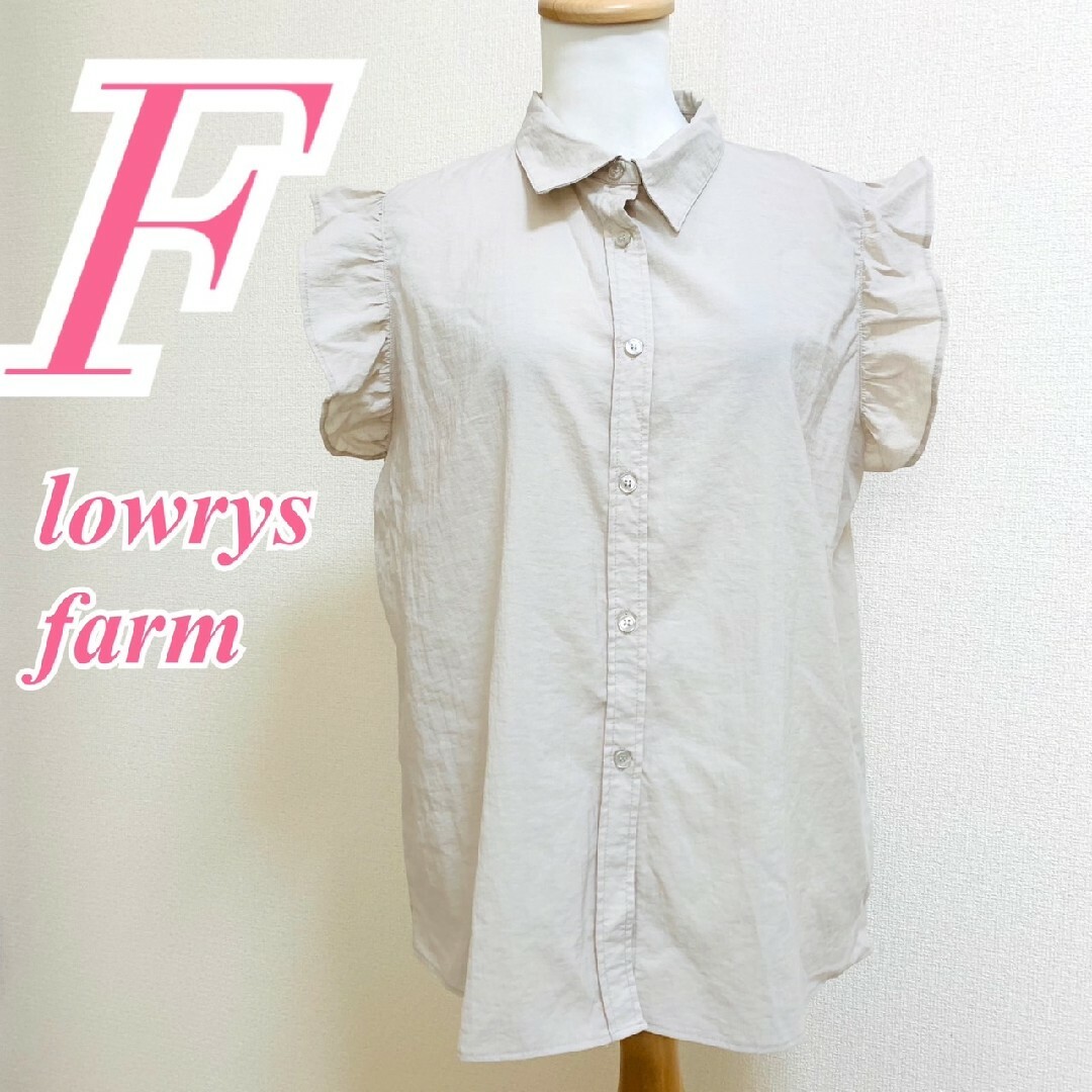 LOWRYS FARM(ローリーズファーム)のローリーズファーム Ｆ ブラウス フリル きれいめコーデ ベージュ オフィス レディースのトップス(シャツ/ブラウス(半袖/袖なし))の商品写真