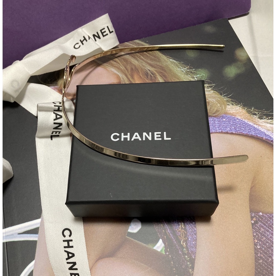 CHANEL(シャネル)の美品☆coco☆CHANEL☆カチューシャ☆ レディースのヘアアクセサリー(カチューシャ)の商品写真