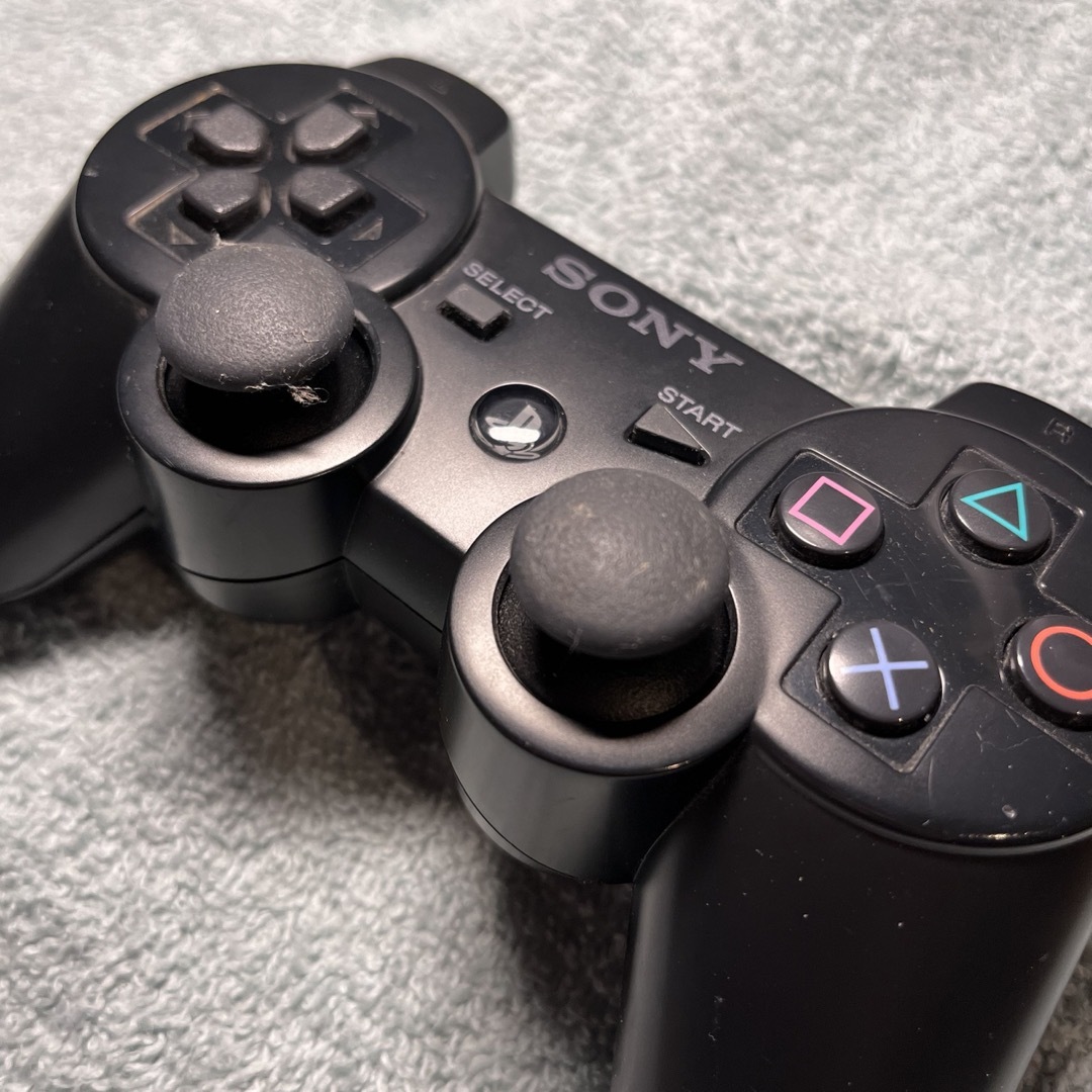 PlayStation3(プレイステーション3)の【送料無料】PS3コントローラー エンタメ/ホビーのゲームソフト/ゲーム機本体(家庭用ゲーム機本体)の商品写真