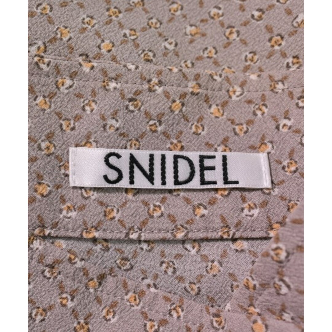 SNIDEL(スナイデル)のSNIDEL スナイデル ブラウス ONE ベージュ系xオレンジx黒等(総柄) 【古着】【中古】 レディースのトップス(シャツ/ブラウス(長袖/七分))の商品写真