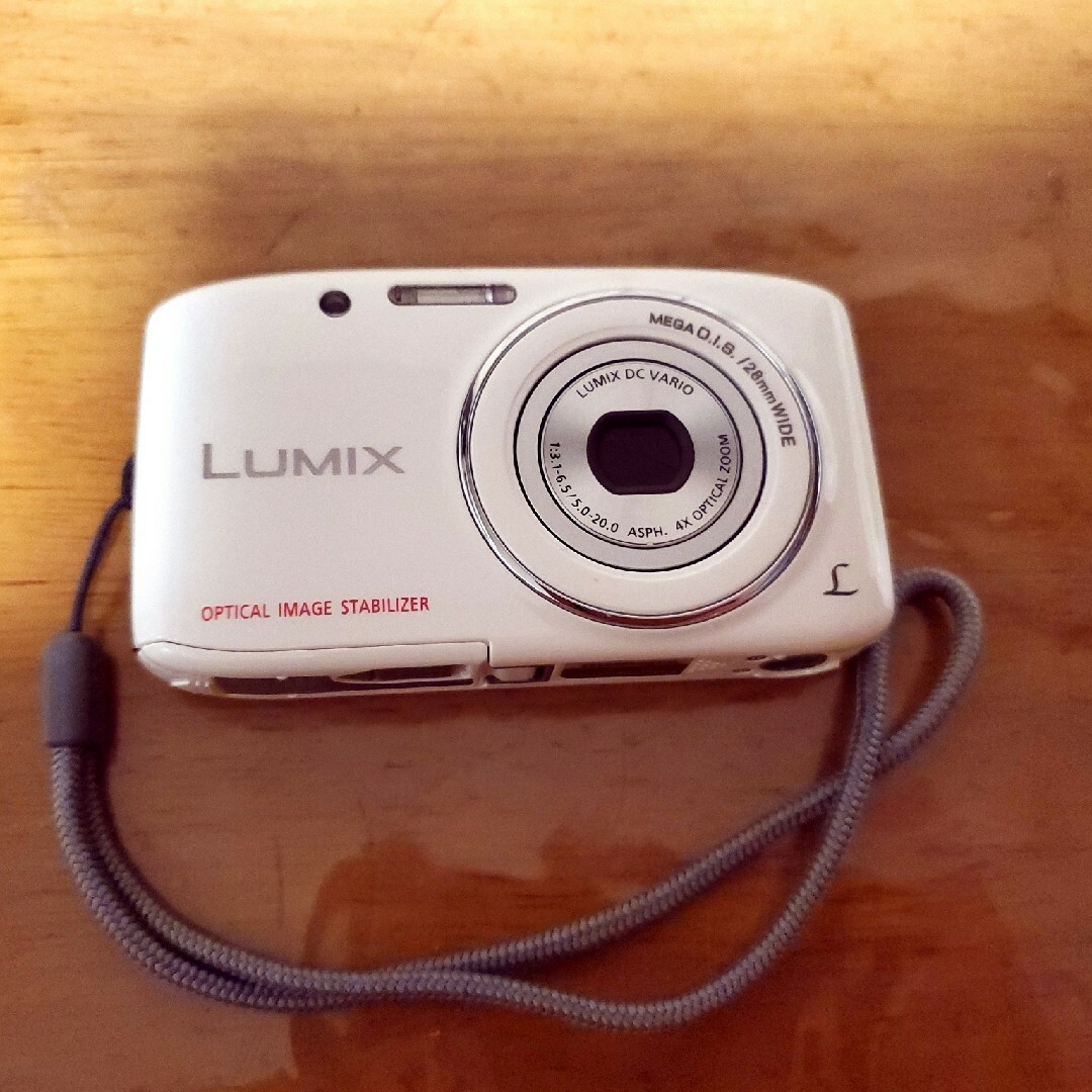 Panasonicデジタルカメラ LUMIXDMC-S2 スマホ/家電/カメラのカメラ(コンパクトデジタルカメラ)の商品写真