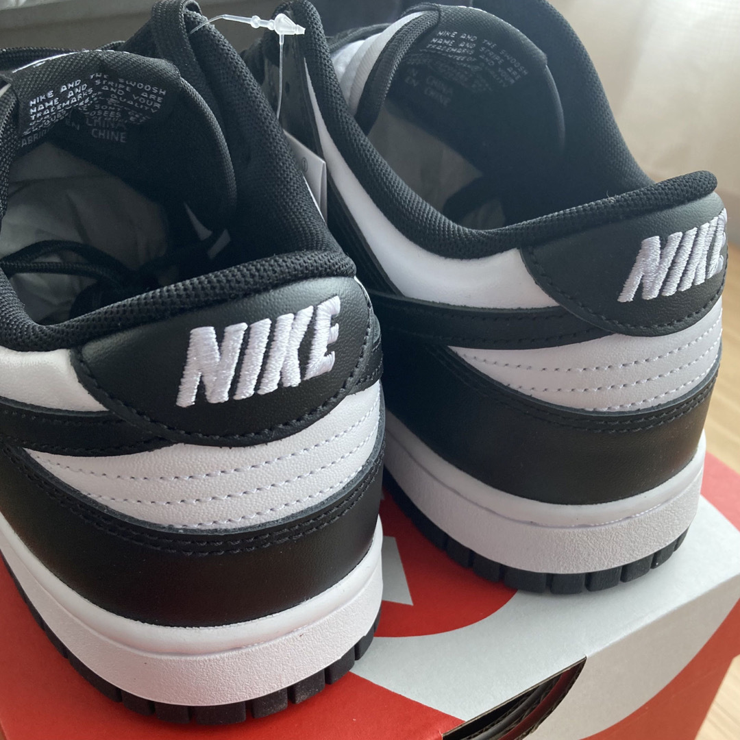 NIKE(ナイキ)の新品 NIKE DUNK LOW 白黒 パンダ 26.5cm ブラック ホワイト メンズの靴/シューズ(スニーカー)の商品写真