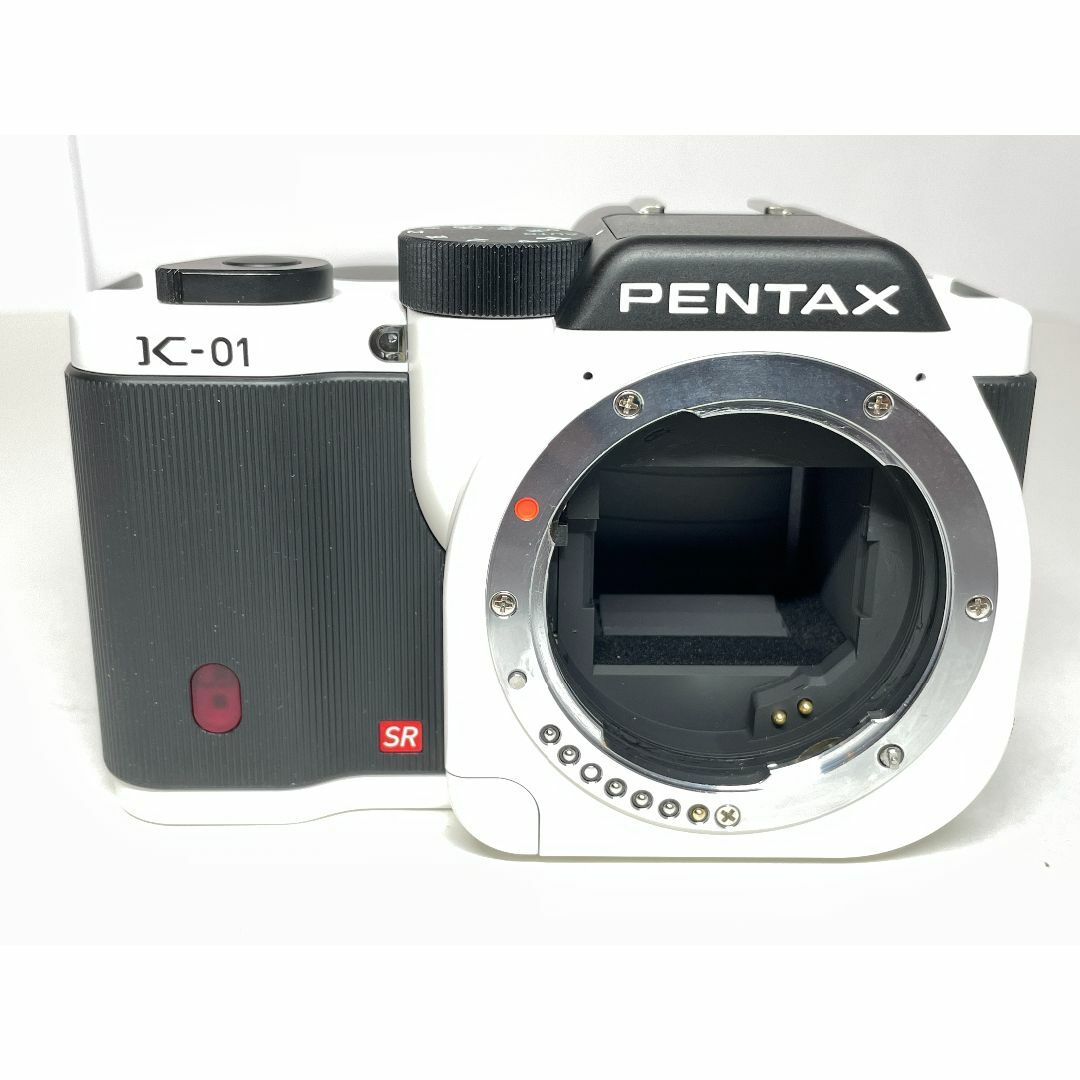 PENTAX(ペンタックス)の僅か 3696ショット ペンタックス K-01 ボディ ホワイト×ブラック スマホ/家電/カメラのカメラ(デジタル一眼)の商品写真
