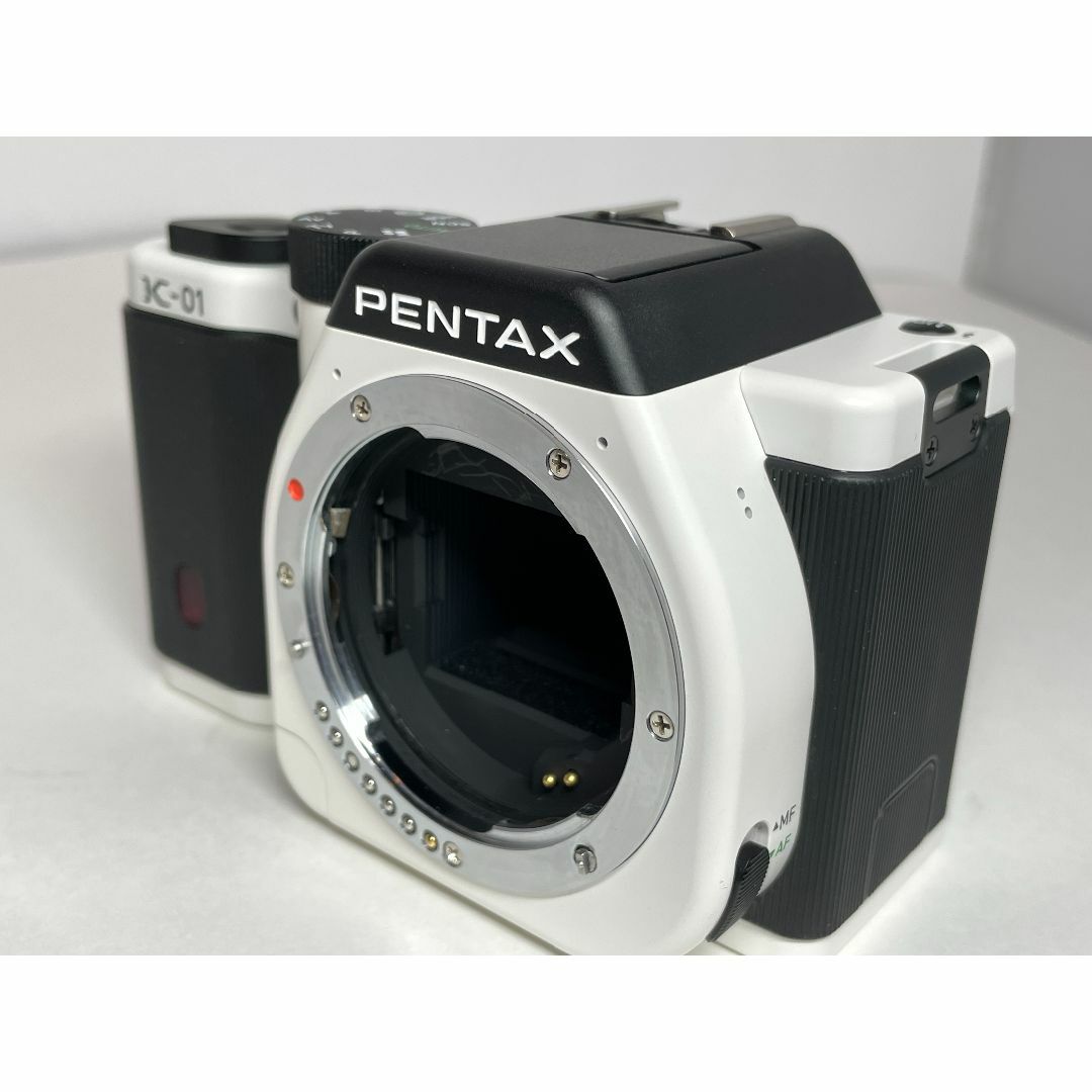 PENTAX(ペンタックス)の僅か 3696ショット ペンタックス K-01 ボディ ホワイト×ブラック スマホ/家電/カメラのカメラ(デジタル一眼)の商品写真