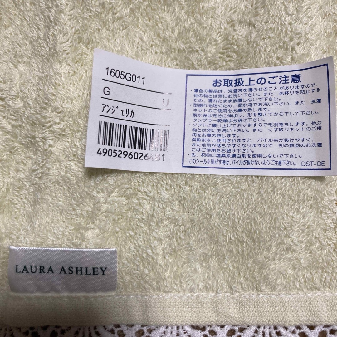 LAURA ASHLEY(ローラアシュレイ)の新品　ローラアシュレイ　ハンドタオル レディースのファッション小物(ハンカチ)の商品写真