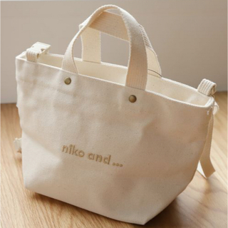 ニコアンド(niko and...)のNiko and…オリジナルニコロゴ刺繍ショルダーバッグ オフホワイト新品タグ付(ショルダーバッグ)