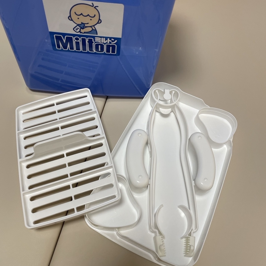 Milton(ミルトン)のミルトン容器 ミルトン錠剤 セット キッズ/ベビー/マタニティの洗浄/衛生用品(哺乳ビン用消毒/衛生ケース)の商品写真