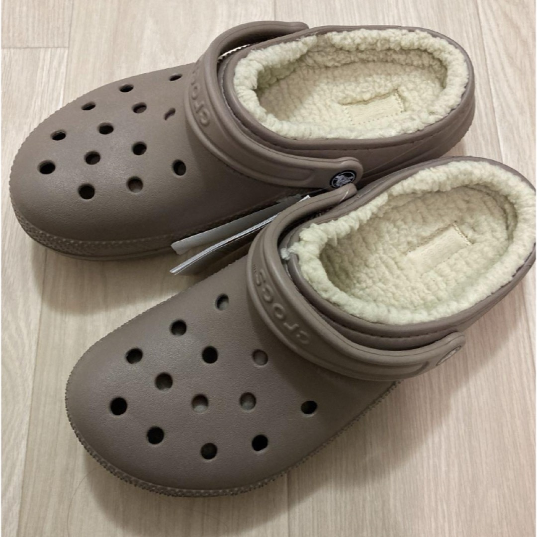 crocs(クロックス)の新品 26㎝ クロックス クラシック ラインド クロッグ ベージュ ボア付き メンズの靴/シューズ(サンダル)の商品写真