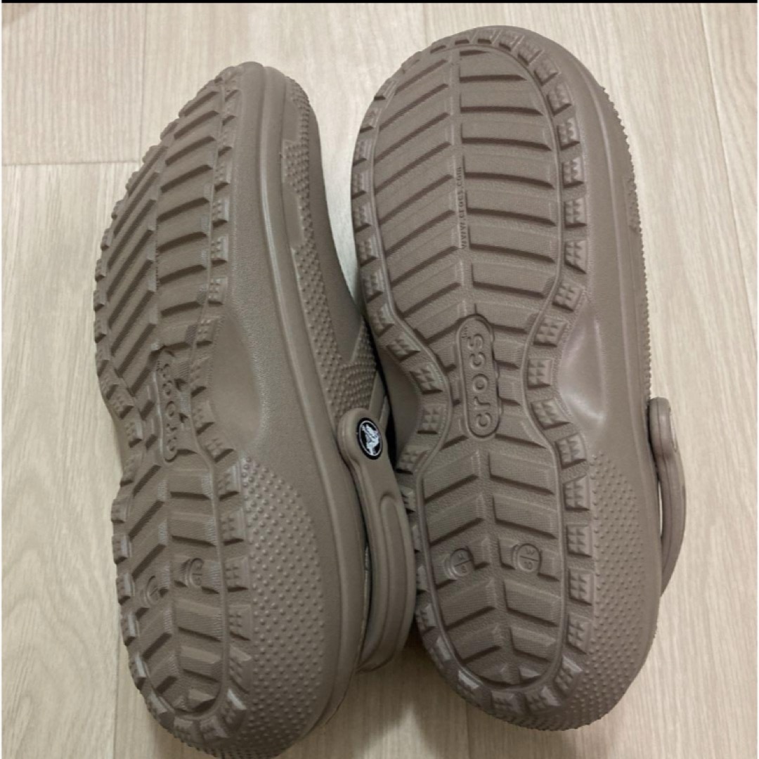 crocs(クロックス)の新品 26㎝ クロックス クラシック ラインド クロッグ ベージュ ボア付き メンズの靴/シューズ(サンダル)の商品写真