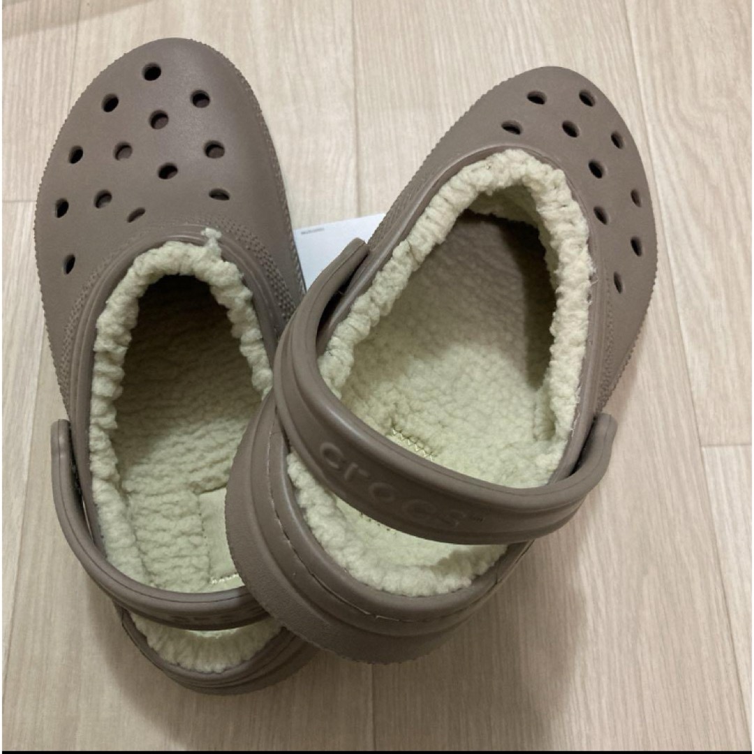 crocs(クロックス)の新品 26㎝ クロックス クラシック ラインド クロッグ ベージュ ボア付き メンズの靴/シューズ(サンダル)の商品写真