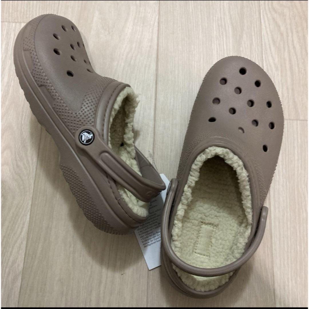 crocs(クロックス)の新品 26㎝ クロックス クラシック ラインド クロッグ ベージュ ボア付き メンズの靴/シューズ(サンダル)の商品写真