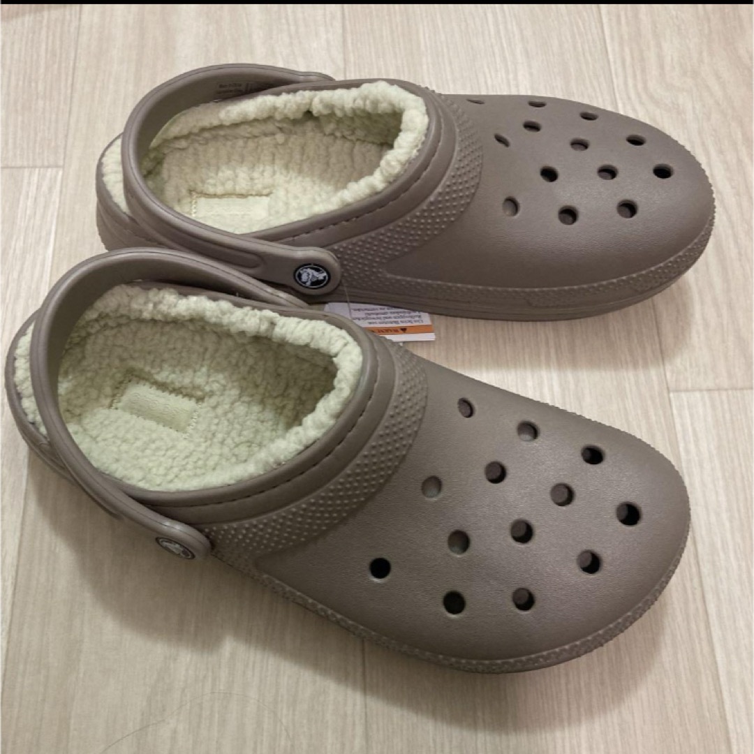 crocs(クロックス)の新品 26㎝ クロックス クラシック ラインド クロッグ ベージュ ボア付き メンズの靴/シューズ(サンダル)の商品写真