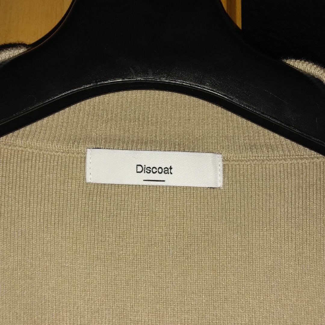 Discoat(ディスコート)のDiscoatベージュVネックセーター レディースのトップス(ニット/セーター)の商品写真