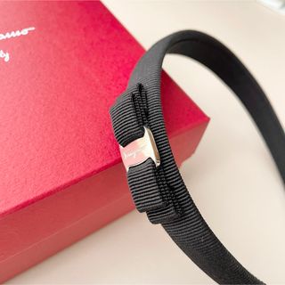 サルヴァトーレフェラガモ(Salvatore Ferragamo)のフェラガモ　カチューシャ　美品　箱付き(カチューシャ)