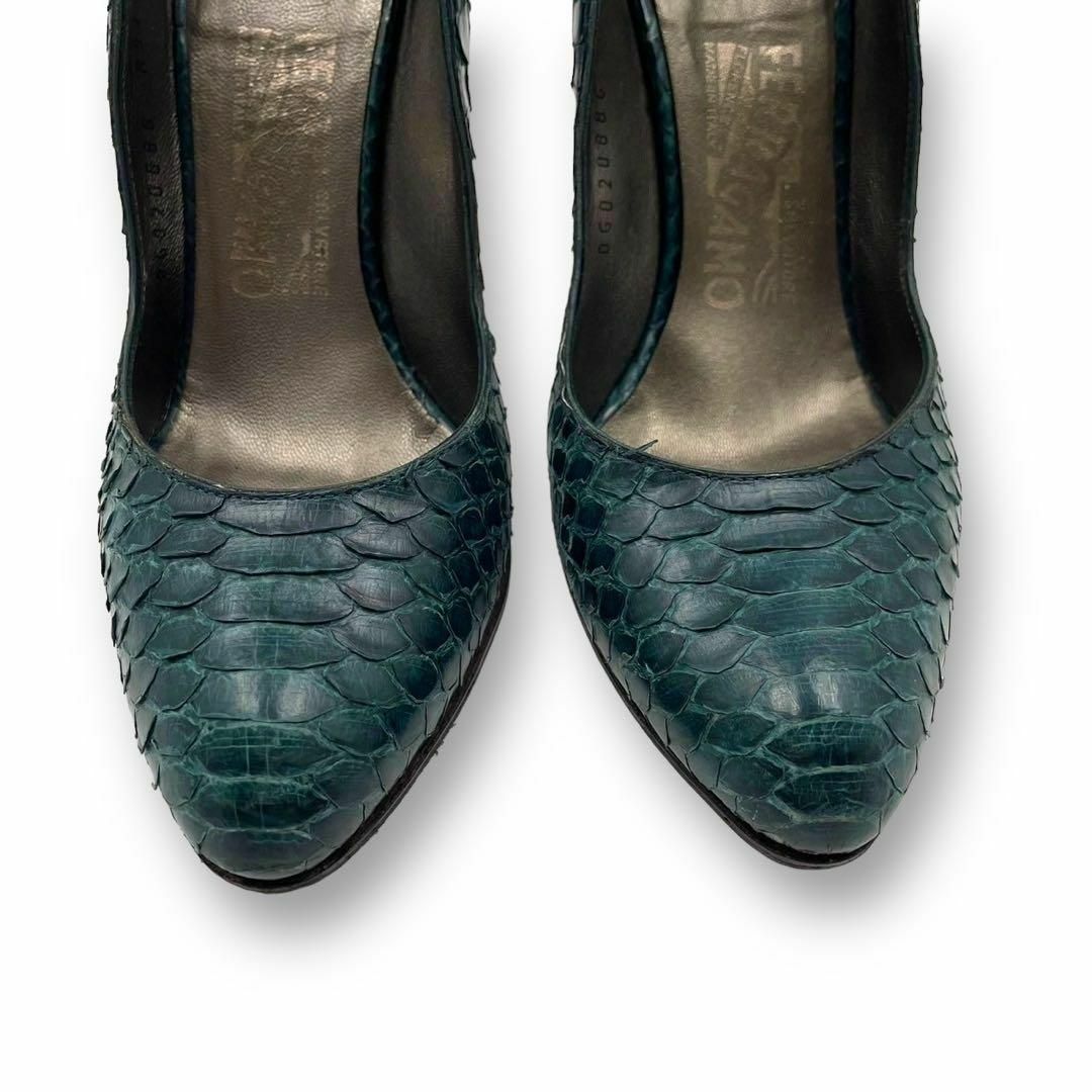 Salvatore Ferragamo(サルヴァトーレフェラガモ)の良品 サルヴァトーレ フェラガモ パンプス ヒール パイソン 蛇革 グリーン レディースの靴/シューズ(ハイヒール/パンプス)の商品写真