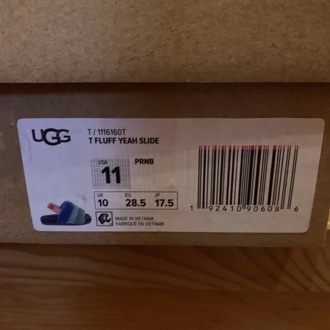 UGG(アグ)の新品　UGG フラッフィー　サンダル　ムートン　アグ　17.5 キッズ/ベビー/マタニティのキッズ靴/シューズ(15cm~)(サンダル)の商品写真