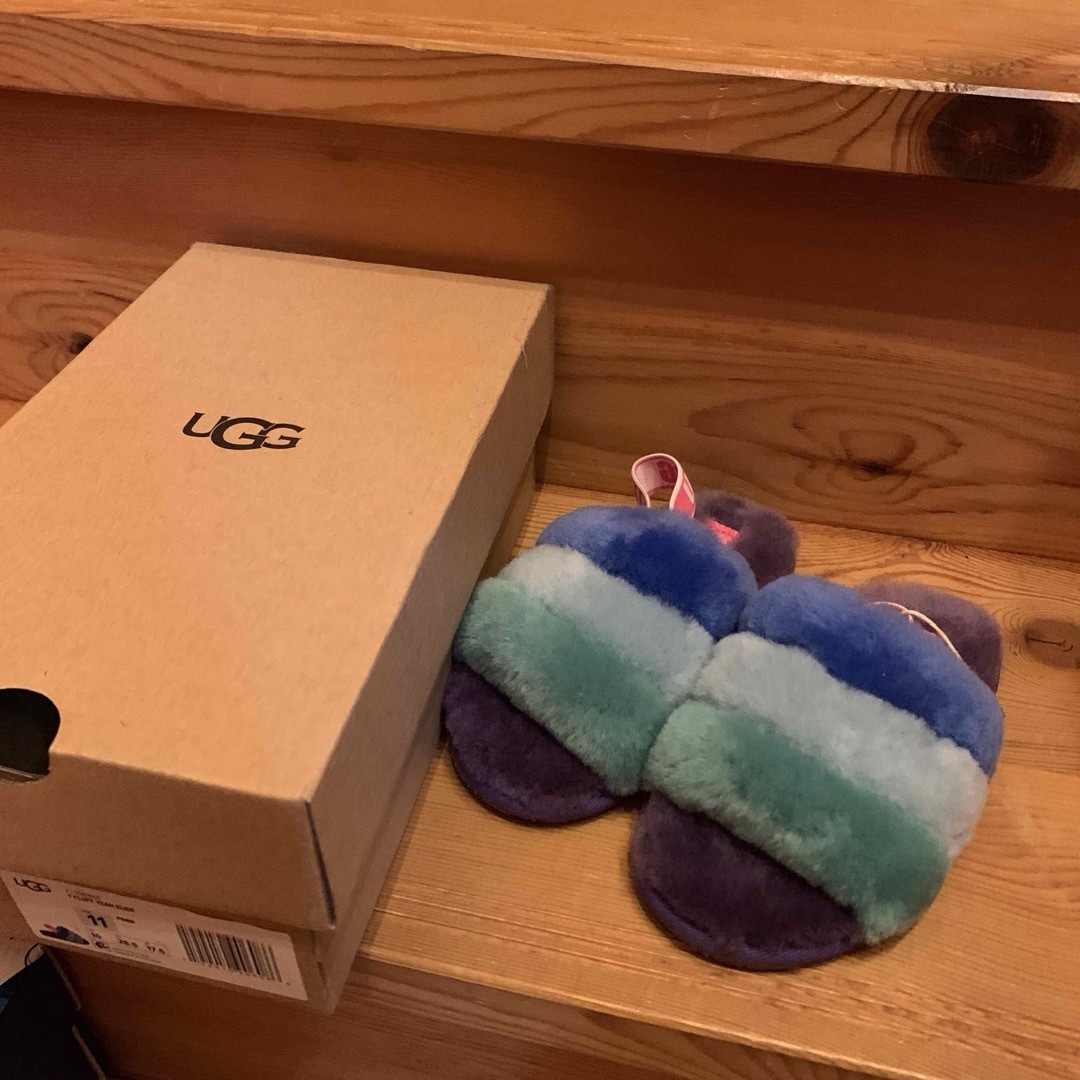 UGG(アグ)の新品　UGG フラッフィー　サンダル　ムートン　アグ　17.5 キッズ/ベビー/マタニティのキッズ靴/シューズ(15cm~)(サンダル)の商品写真