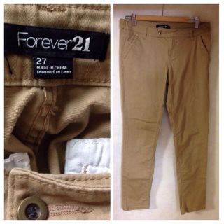 フォーエバートゥエンティーワン(FOREVER 21)のベージュパンツ(チノパン)