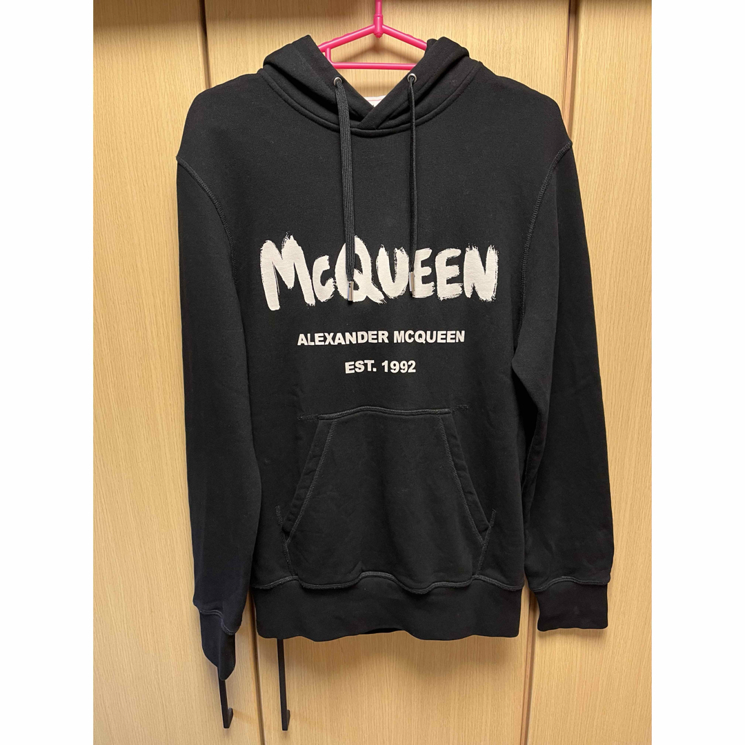 Alexander McQueen(アレキサンダーマックイーン)の正規 21SS アレキサンダーマックイーン グラフィティロゴ パーカー メンズのトップス(パーカー)の商品写真