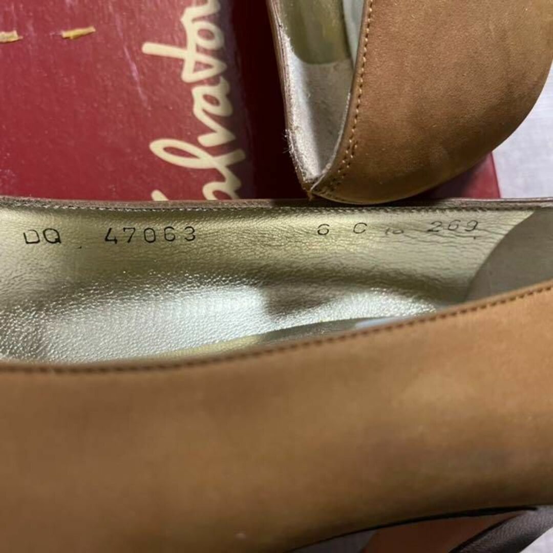Salvatore Ferragamo(サルヴァトーレフェラガモ)のフェラガモ　パンプス　6C約23.5cm薄茶×ゴールドのハイヒール レディースの靴/シューズ(ハイヒール/パンプス)の商品写真