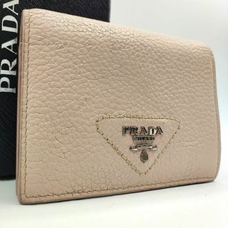 プラダ(PRADA)の現行＆美品✨PRADA ヴィッテロダイノ 二つ折り財布 ロゴ金具 シボ革 ピンク(財布)