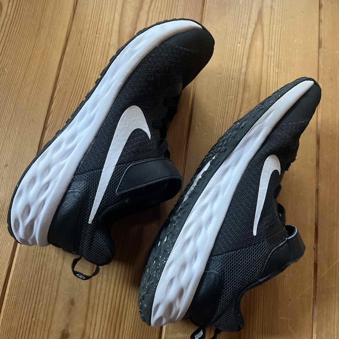 NIKE(ナイキ)のNIKE スニーカー　レボリューション 21.5センチ　黒 キッズ/ベビー/マタニティのキッズ靴/シューズ(15cm~)(スニーカー)の商品写真