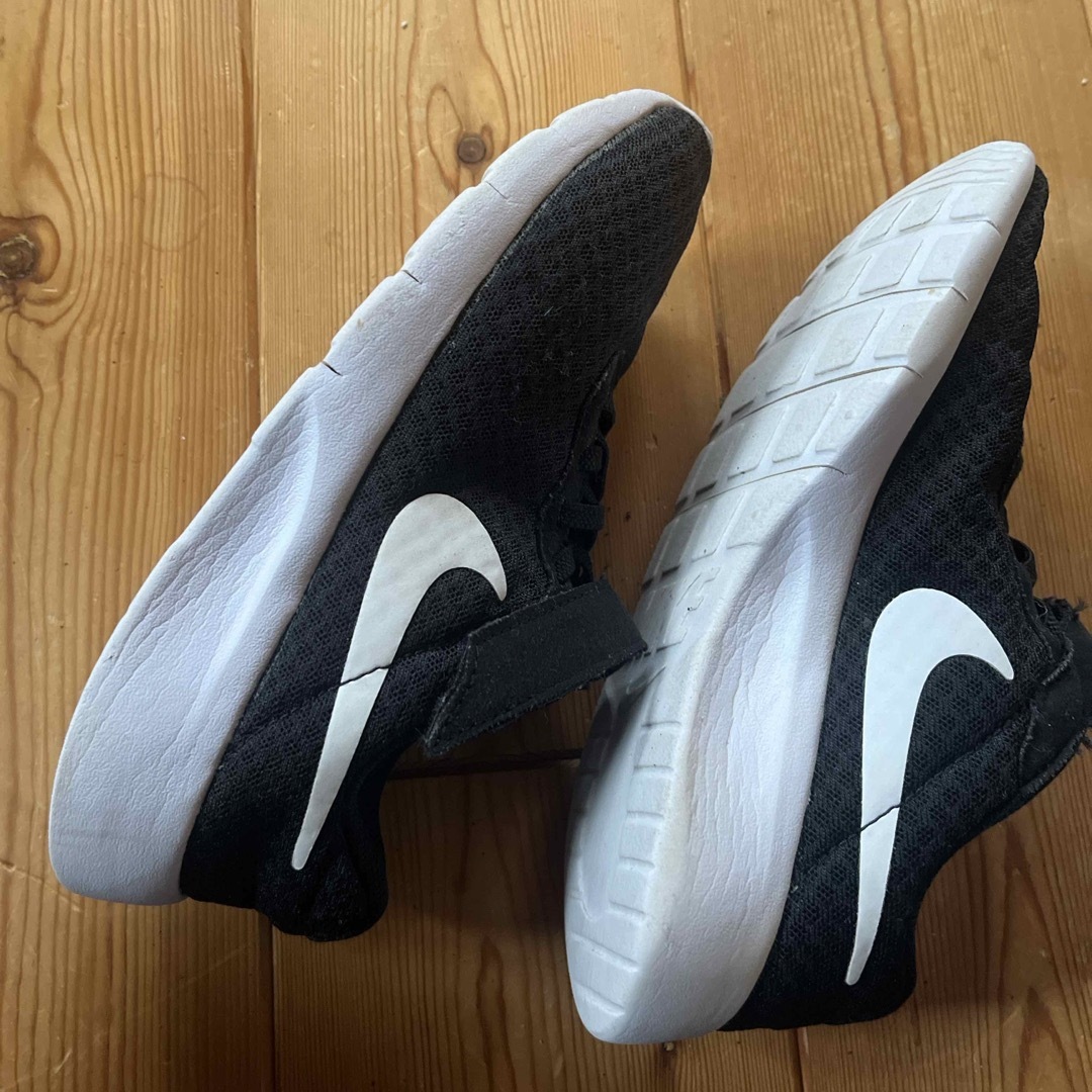 NIKE(ナイキ)のNIKE スニーカー　タンジュン　黒　22センチ キッズ/ベビー/マタニティのキッズ靴/シューズ(15cm~)(スニーカー)の商品写真